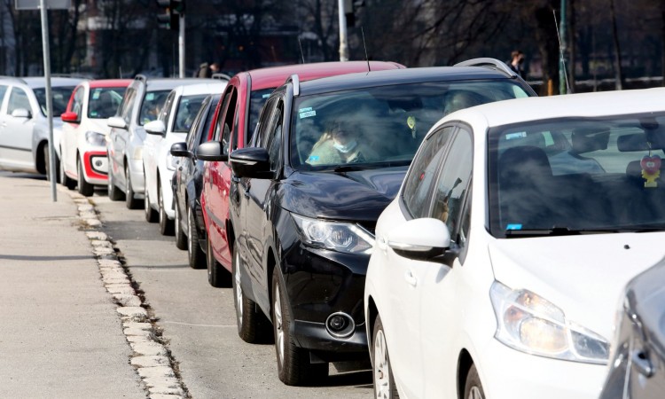 Velika kolona vozila pred punktom za drive-in testiranje