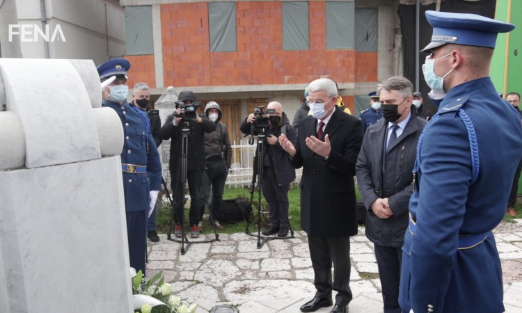 Džaferović i Komšić odali počast braniteljima povodom Dana Armije RBiH