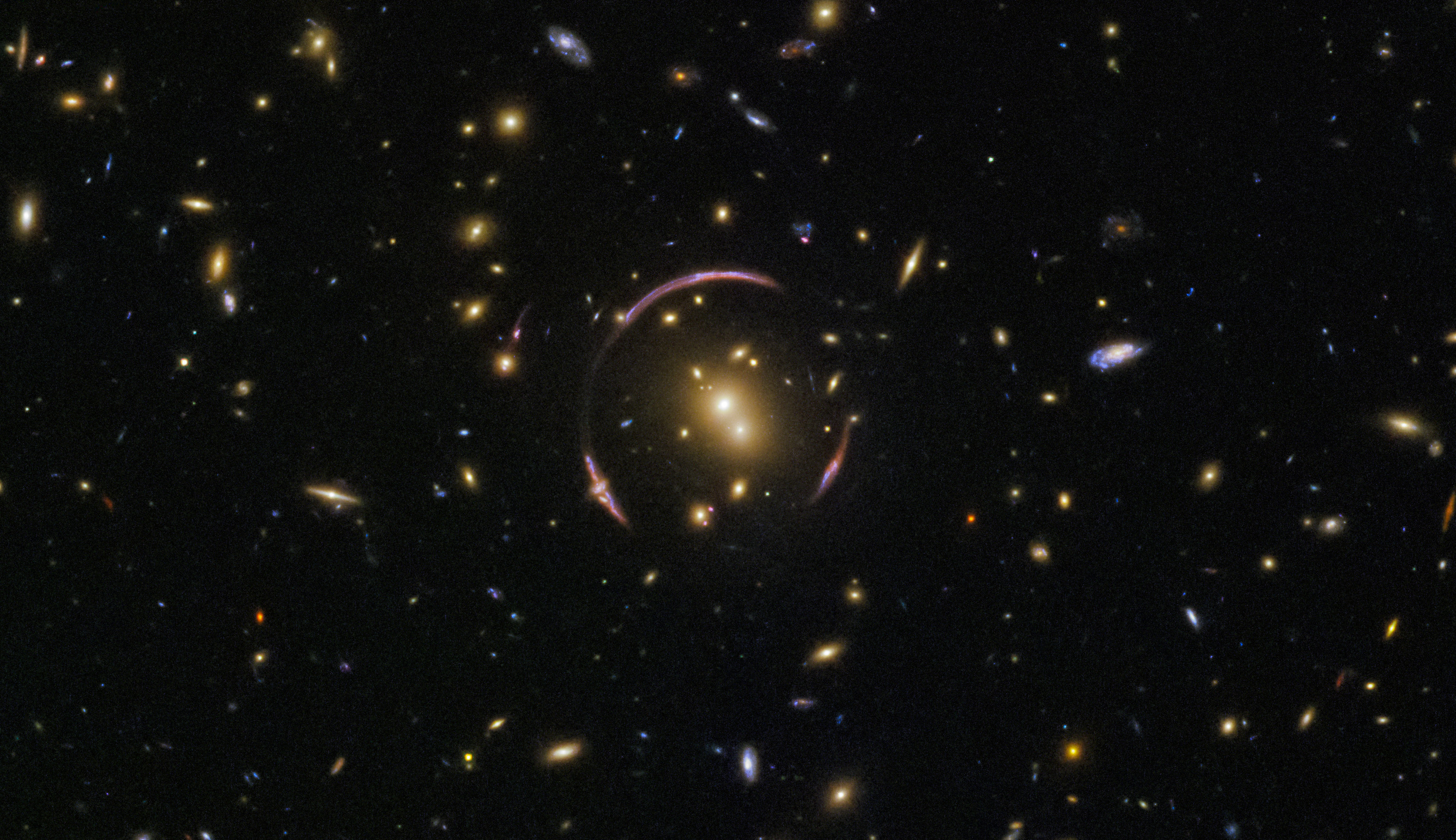 Hubble snimio jedan od najvećih i najkompletnijih „Einsteinovih prstenova“