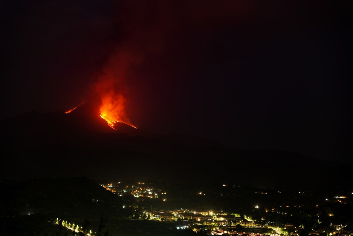 Etna nastavila izbacivati lavu i pepeo