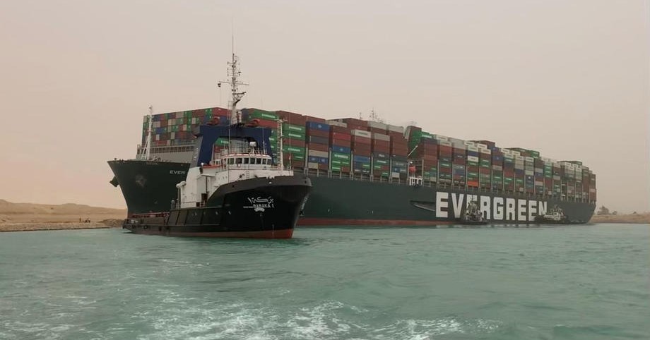 Suecki kanal i dalje blokiran