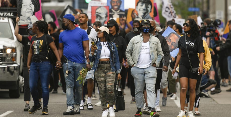 Stotine ljudi u maršu za Georgea Floyda