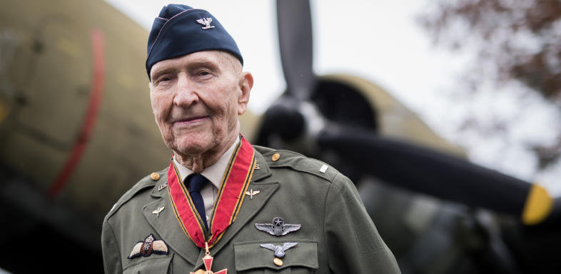 Stogodišnji pilot, poznat kao "slatki" bombarder" zaražen covidom