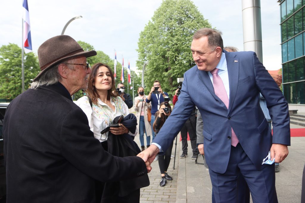 Negatoru genocida Peteru Handkeu uručen Orden Republike Srpske