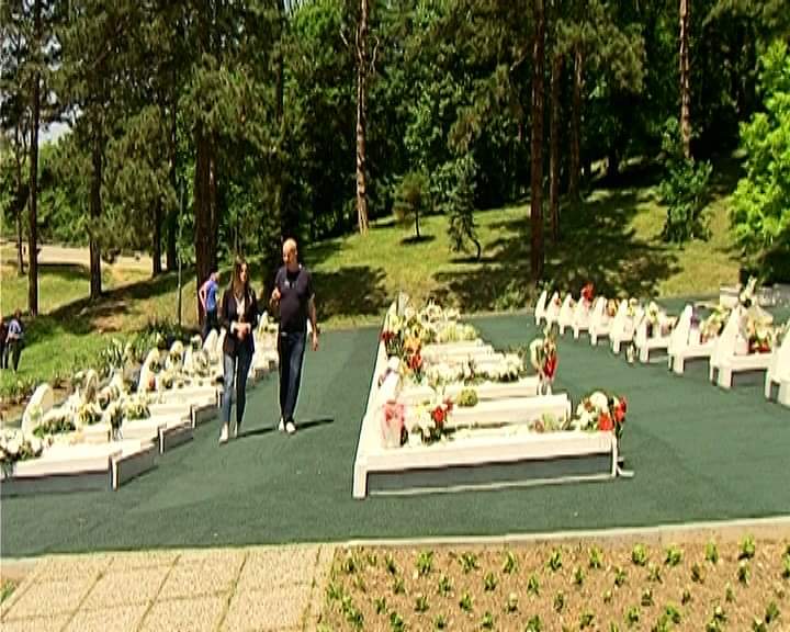 U Tuzli danas i čovjek koji je iskopao 71 mezar za ubijenu mladost