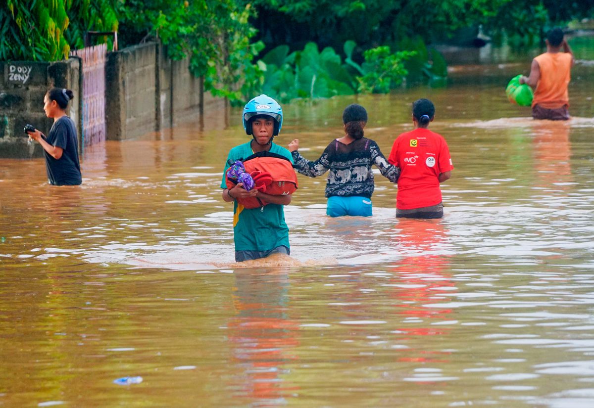 U poplavama i klizištima u Indoneziji smrtno stradala 181 osoba