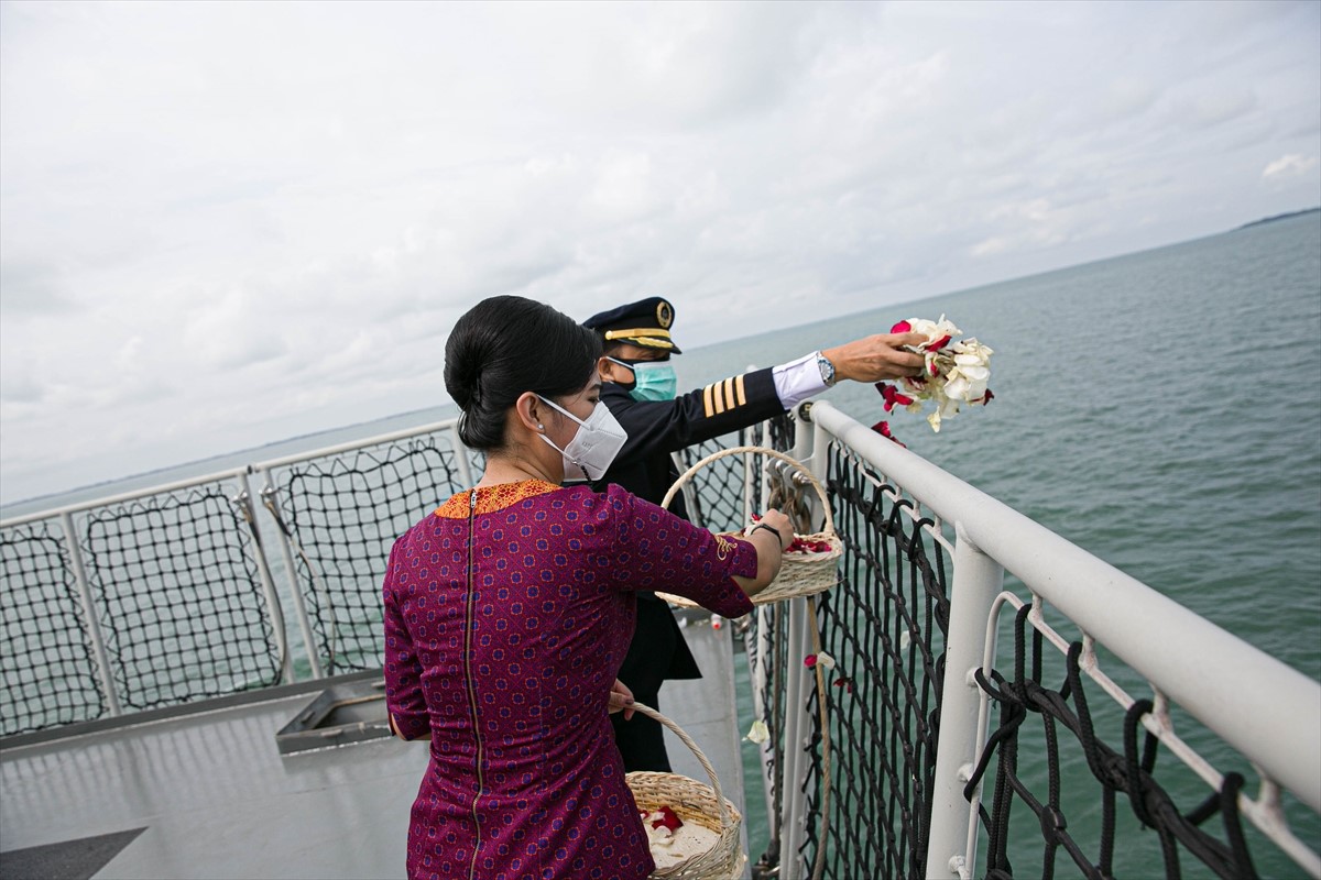 Cvijeće i molitve za stradale u avionskoj nesreći u Indoneziji