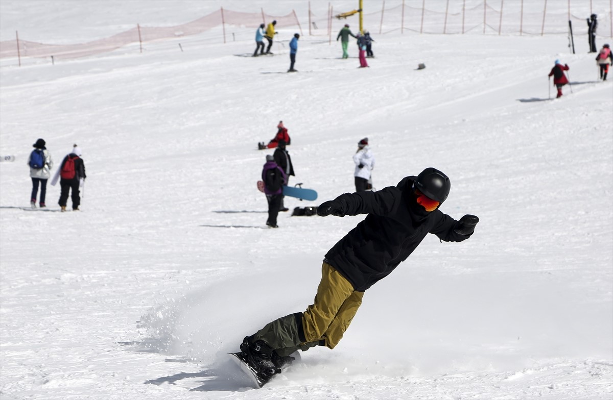 Iranci uživaju na skijalištima uprkos pandemiji