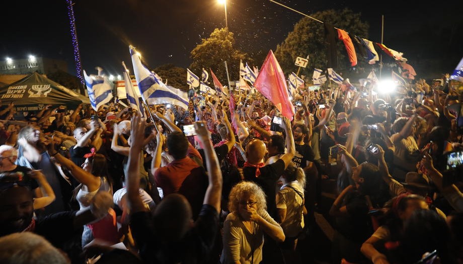 Hiljade ljudi u Tel Avivu slavile kraj Netanyahuove ere