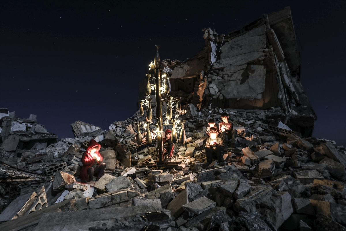 Improvizovana jelka sirijske djece na ruševinama u Idlibu