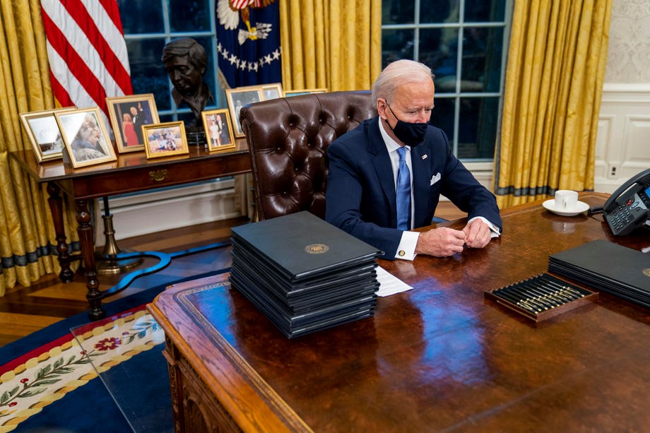Biden preuredio Ovalni ured