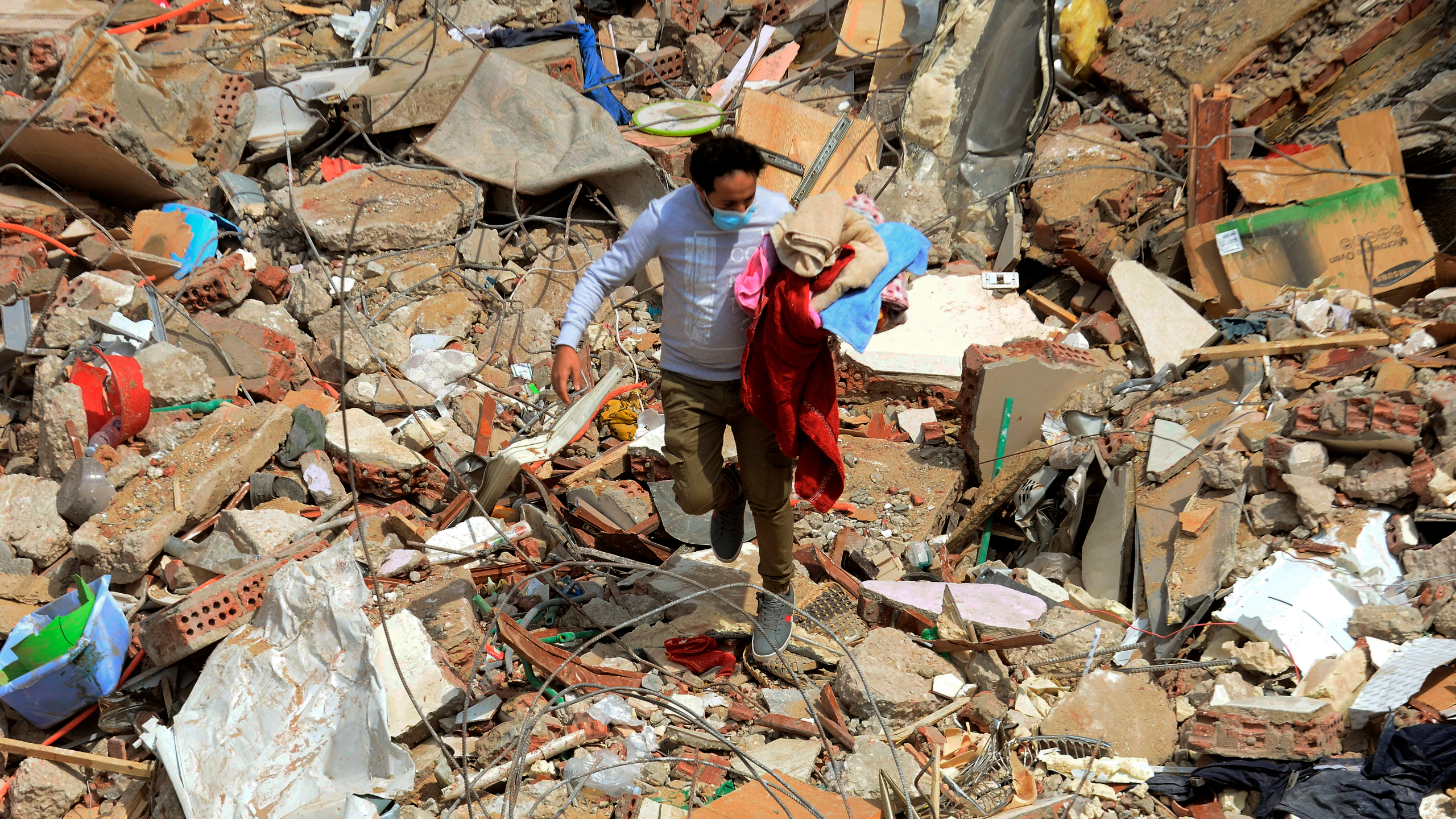 Beba preživjela urušavanje desetospratnice u Kairu