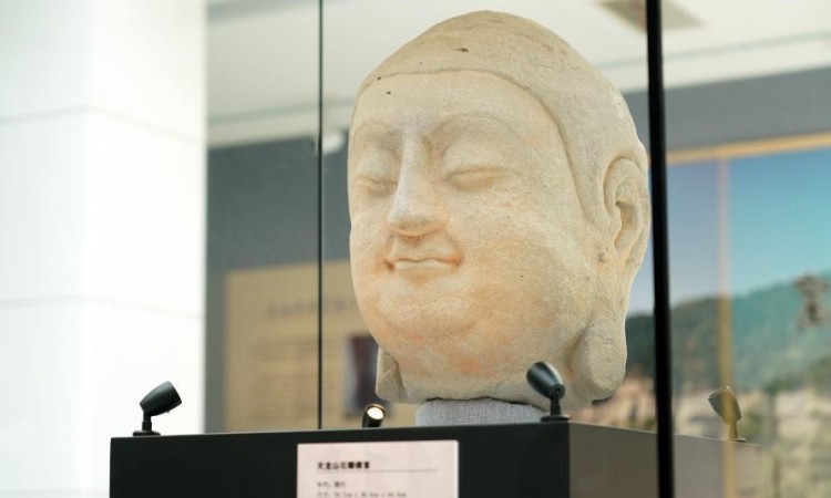 Kamena skulptura Bude na izložbi u Pekingu