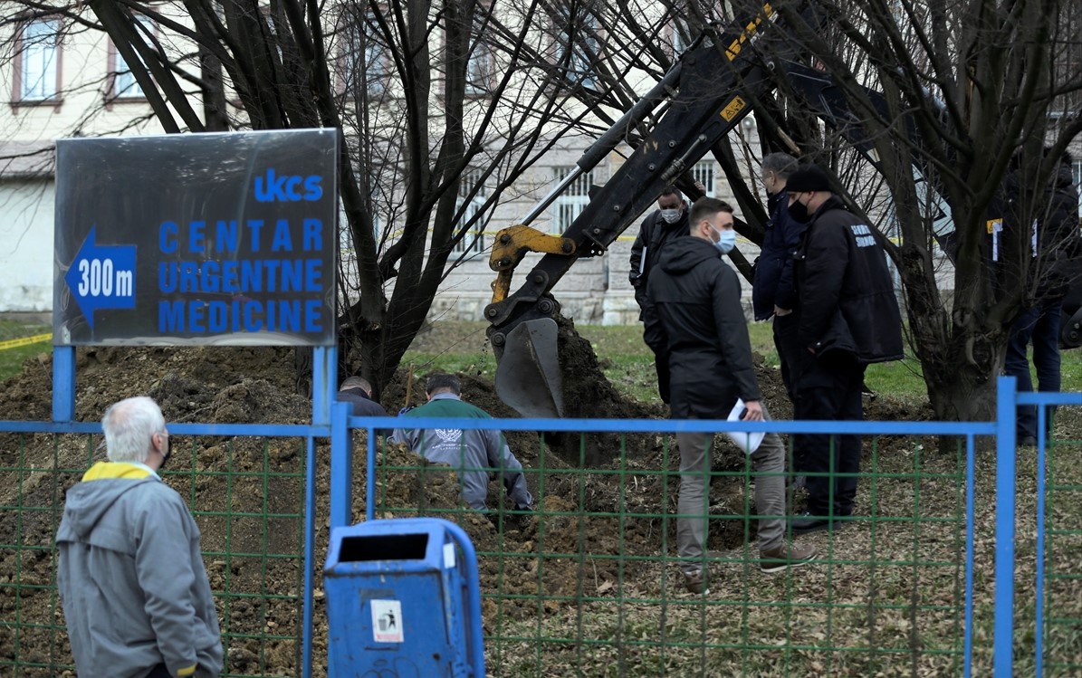 Okončana ekshumacija u krugu KCUS-a: Pronađeni fragmenti kostiju, obuća i sat