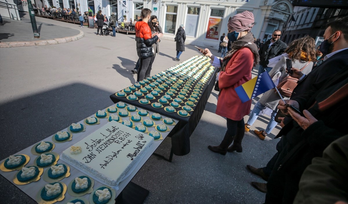 U Sarajevu podijeljeni kolači u obliku ljiljana