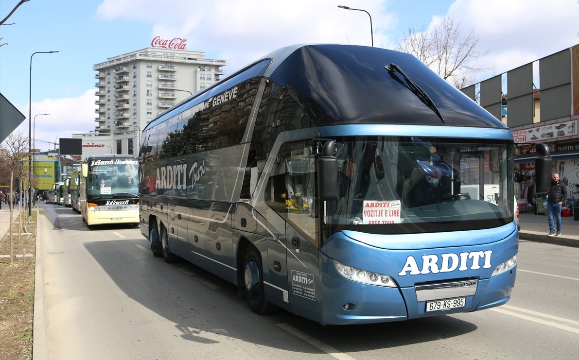 Stotine autobusa u protestnoj vožnji ulicama Prištine