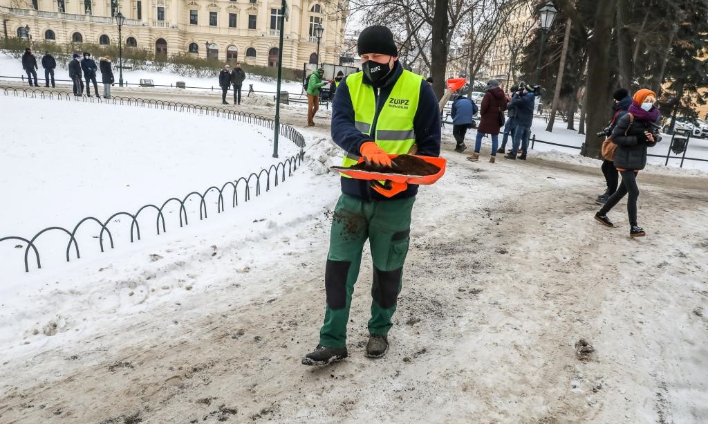 U Krakovu kavom umjesto solju posipaju snježne ulice