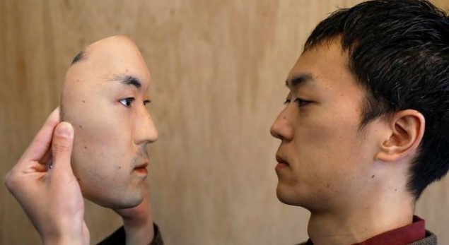Japanac ne prodaje maske, već lica