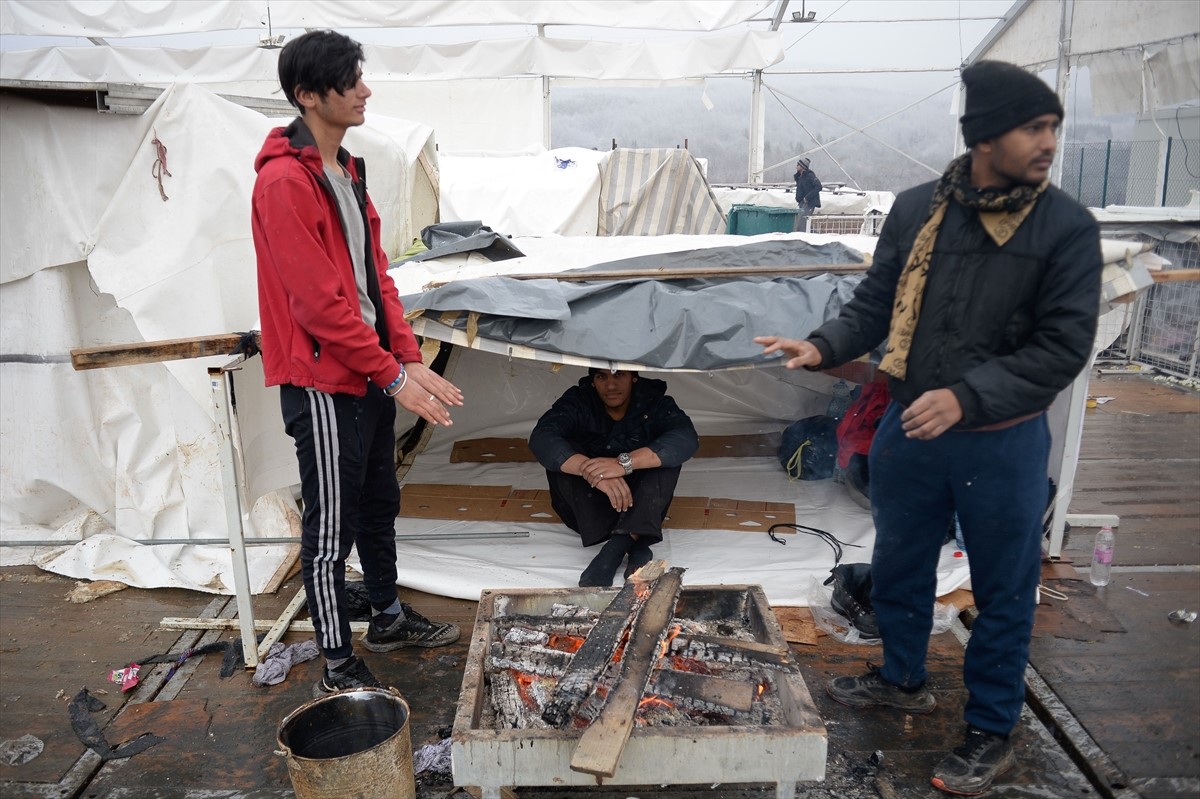 Neizvjesna situacija u Lipi: Promrzli migranti, poslano oko 100 šatora