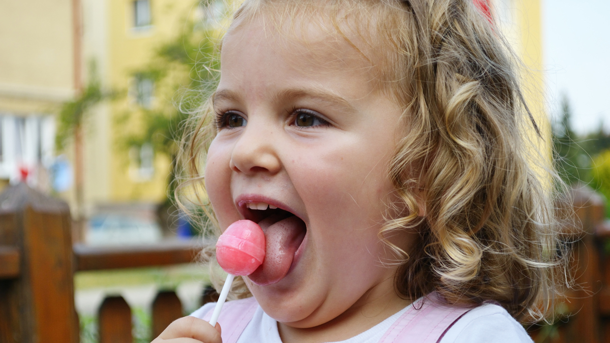 Austrijanci djeci daju test u obliku lizalice