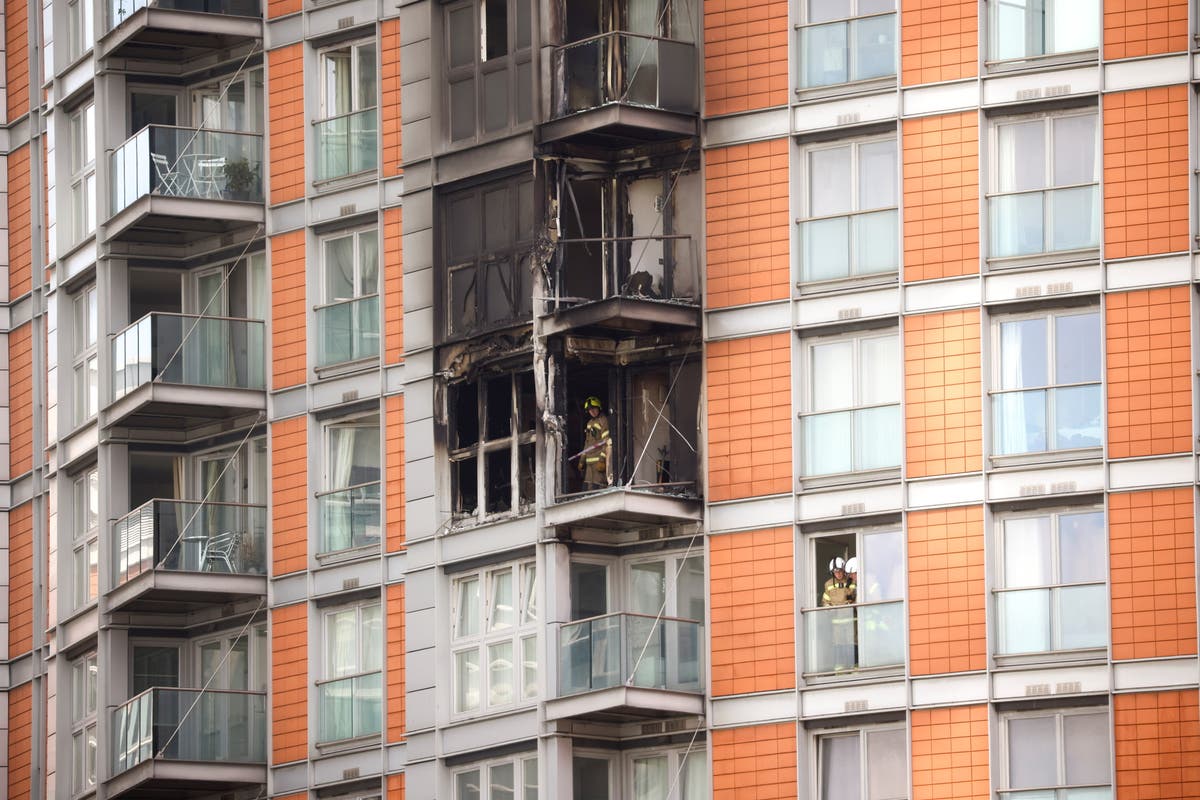 Gori neboder od 19 katova u Londonu, gasi ga sto vatrogasaca