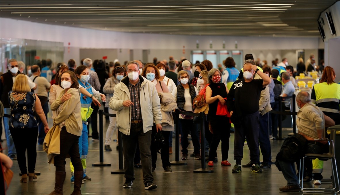 Dugi redovi za vakcinaciju na stadionu u Madridu