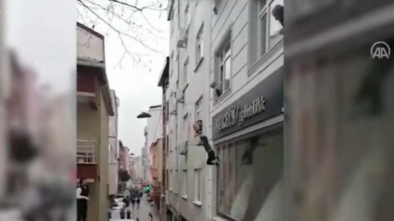 Djecu od požara u istanbulskoj zgradi spašavala bacajući ih kroz prozor