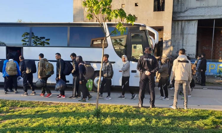 Iz zgrade Doma penzionera u Bihaću izmješteno oko 250 migranata