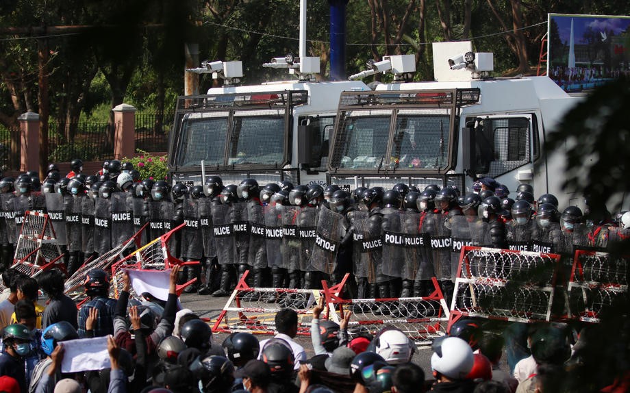 Prosvjednici u Mjanmaru prkose zabrani i vodenim topovima, deseci uhićeni