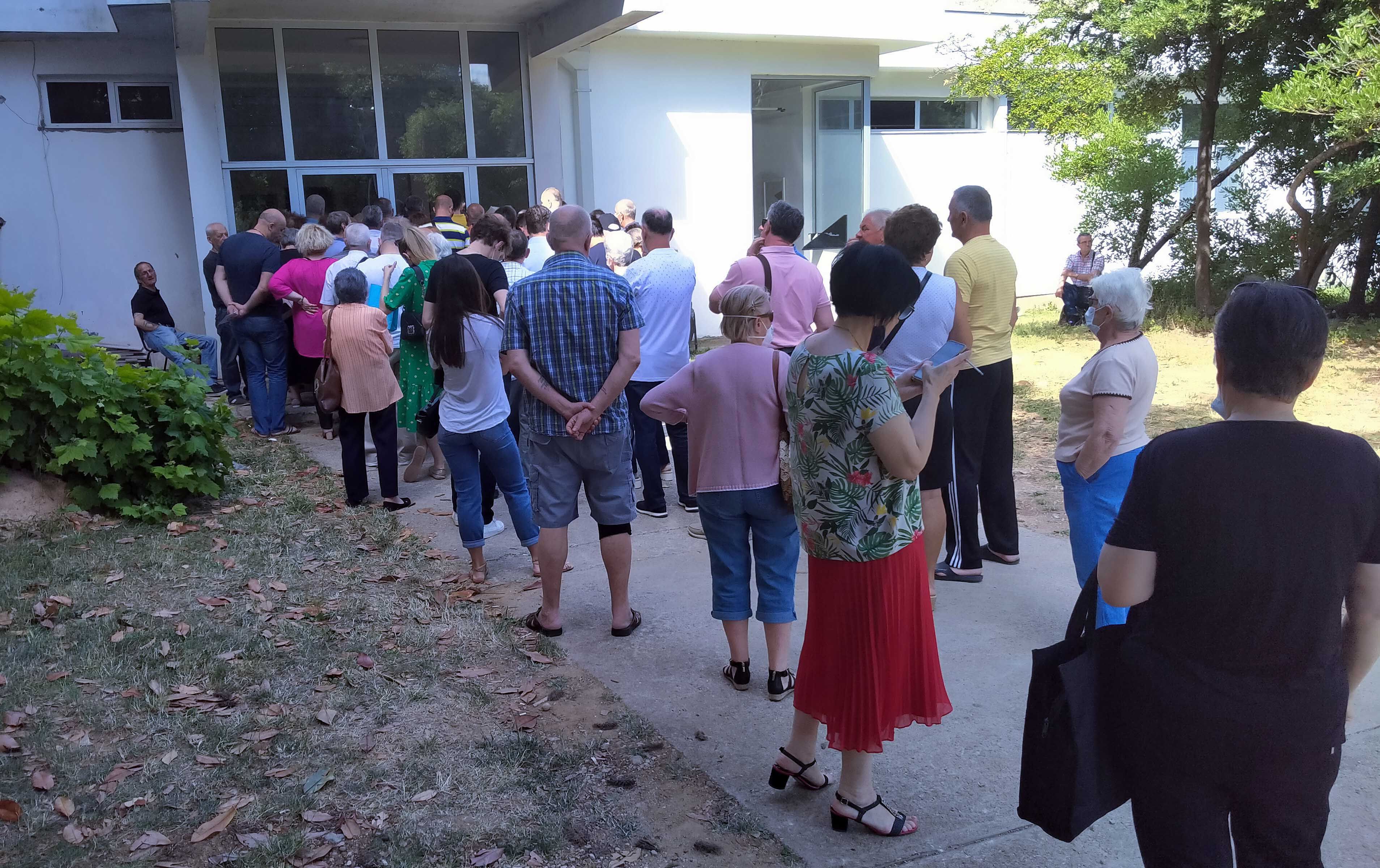 Zbog nepoštivanja termina u Mostaru velike gužve za cijepljenje