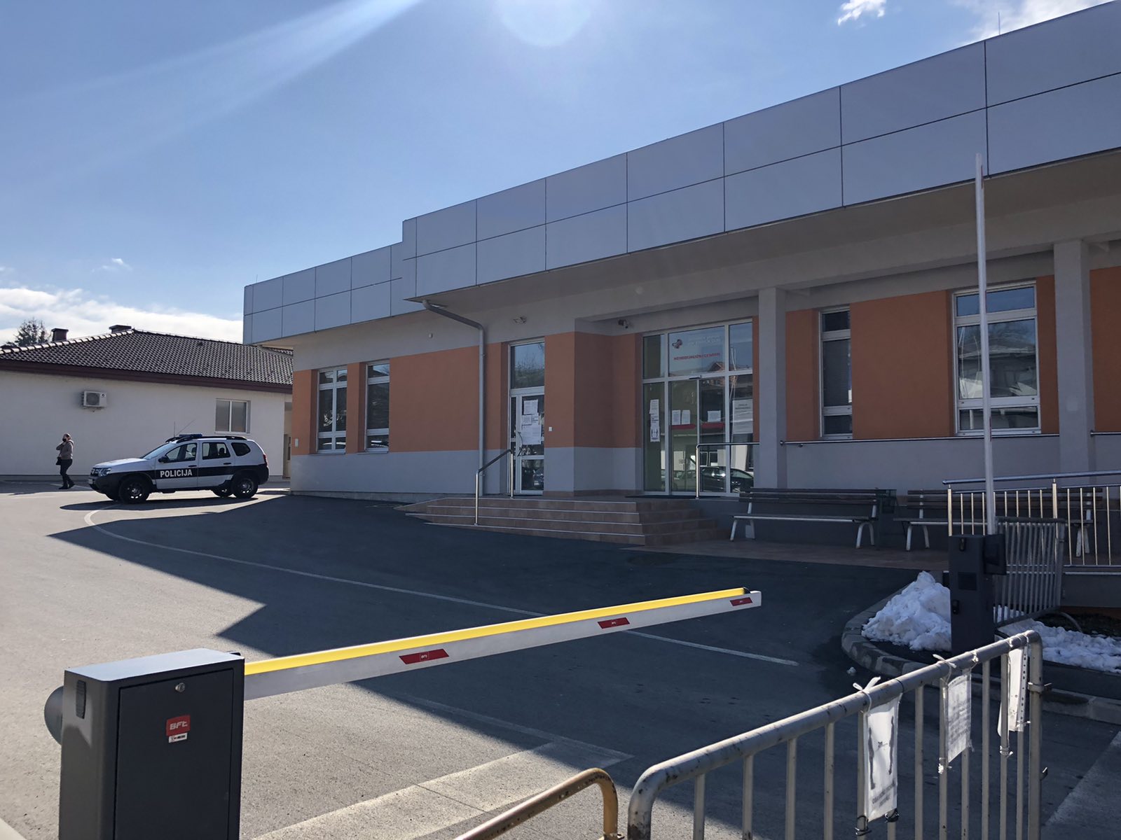 MUP USK vrši pretres Doma zdravlja Cazin