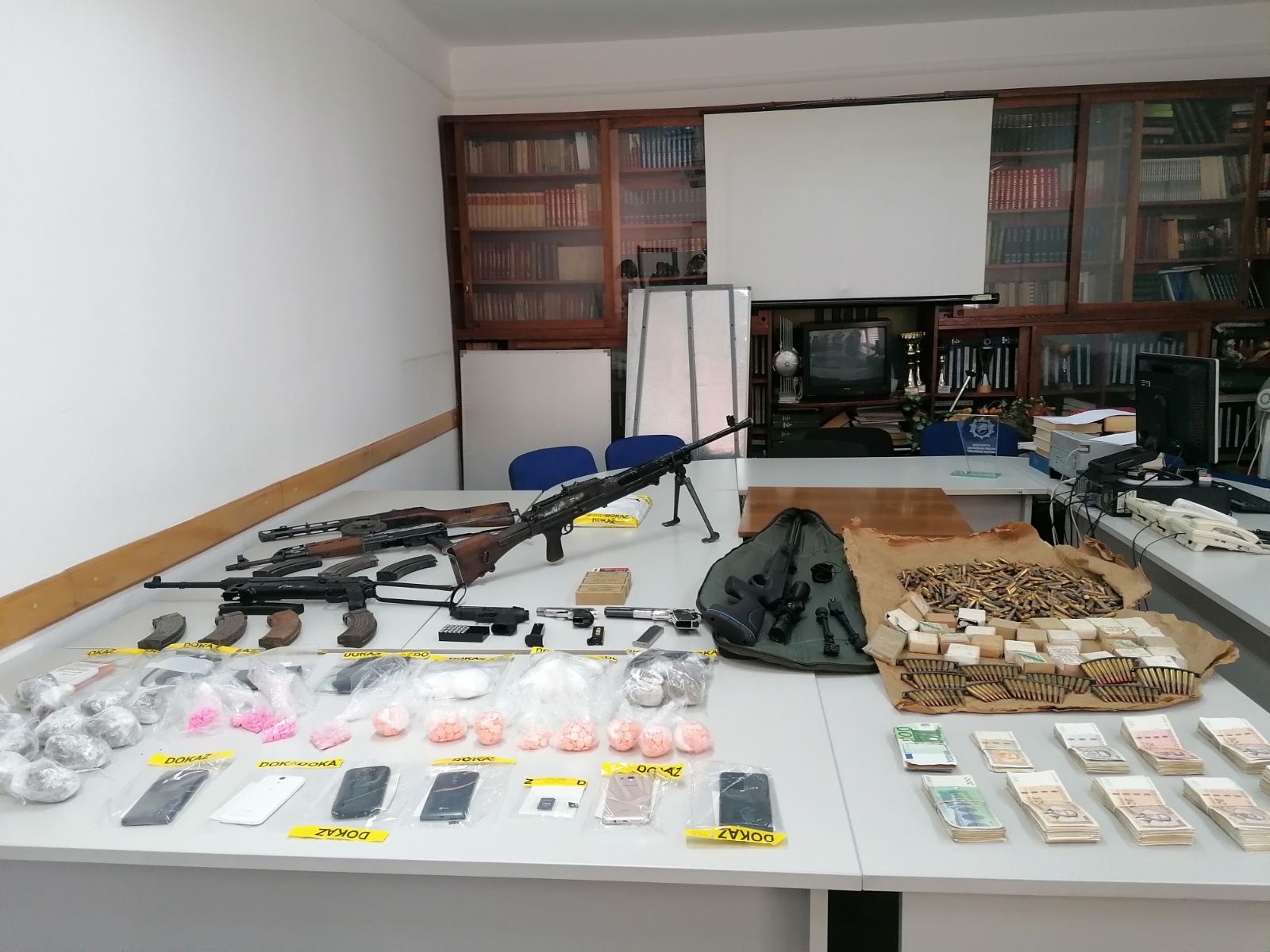 MUP TK zbog posjedovanja narkotika uhapsio jednu osobu, izuzeto oružje i novac