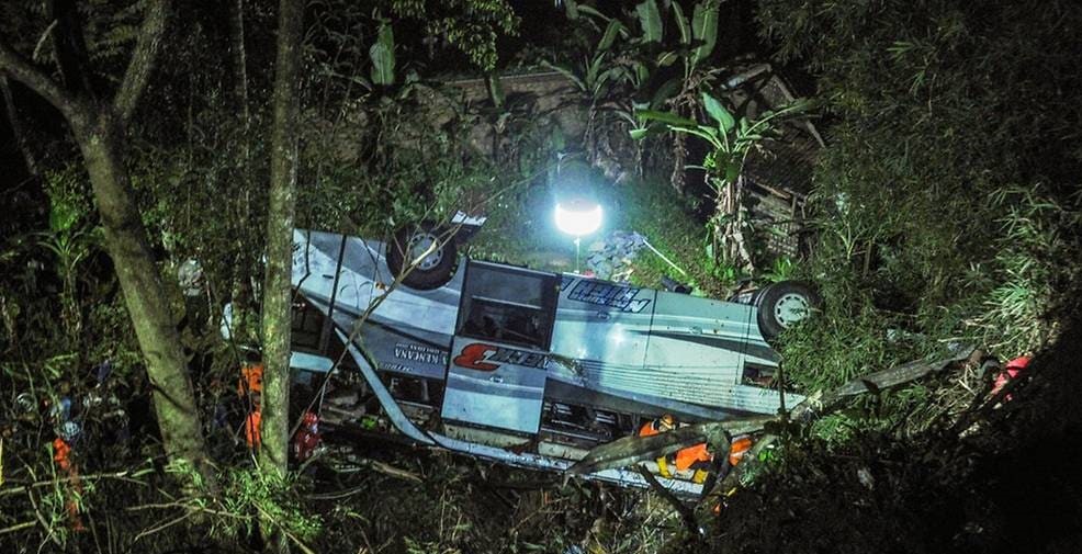 U nesreći autobusa koji je prevozio učenike u Indoneziji 27 mrtvih
