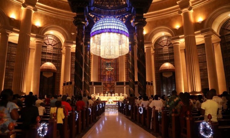 Na ponoćnoj misi u glavnom gradu Obale Slonovače hiljade vjernika