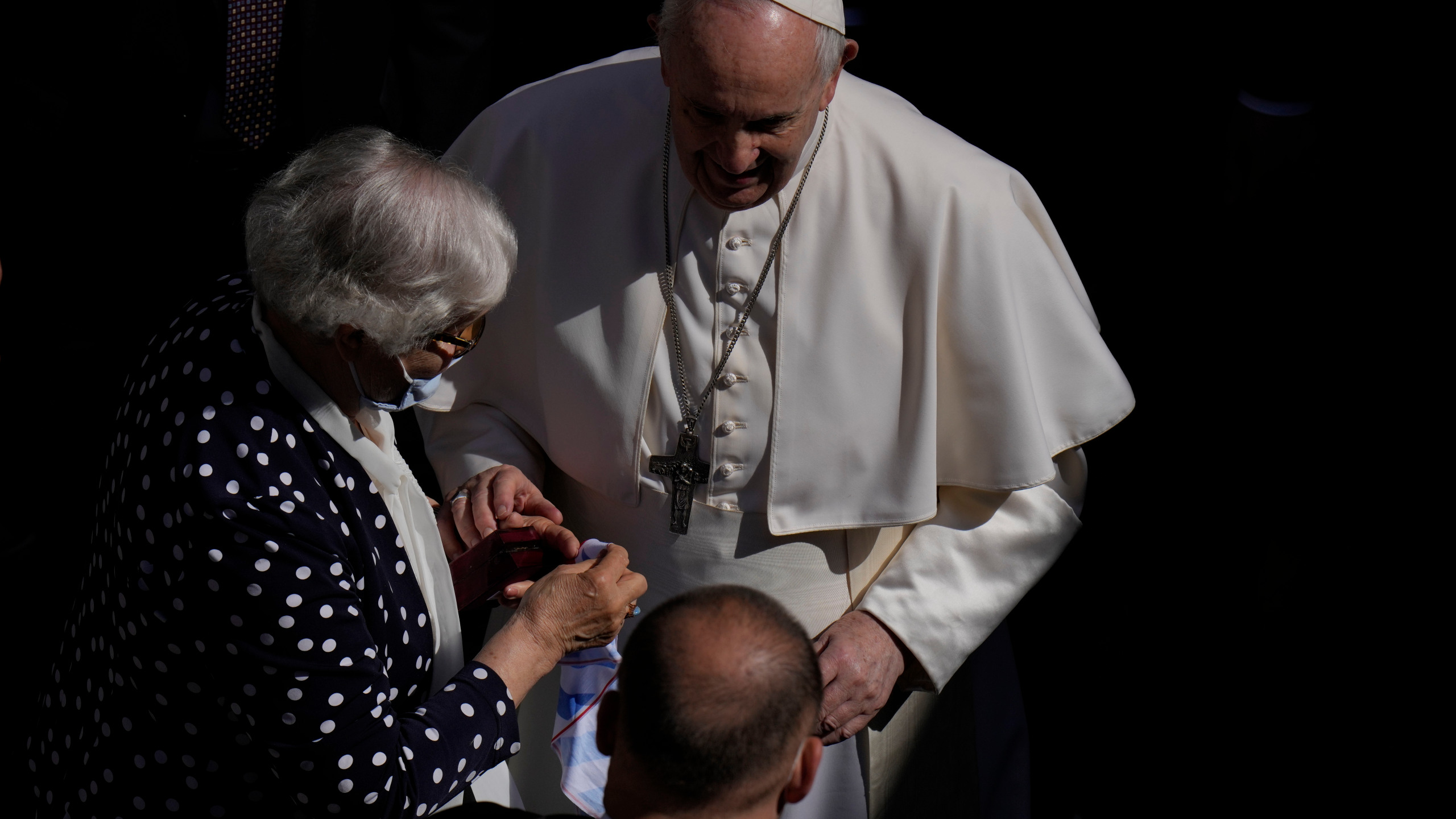 Papa poljubio tetovažu na ruci žene koja je preživjela Auscwitz