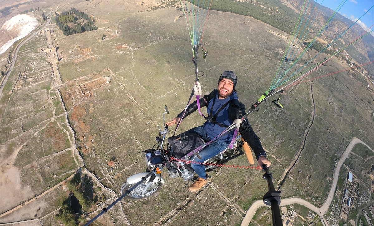Motociklom vezanim za paraglajder preletio iznad Pamukkalea