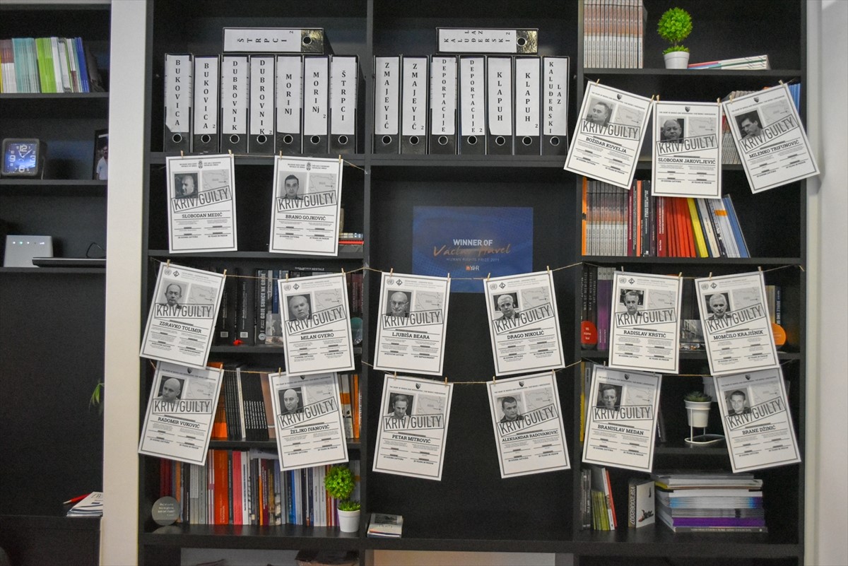 U Podgorici otvorena izložba s presudama osuđenim ratnim zločincima za genocid u Srebrenici