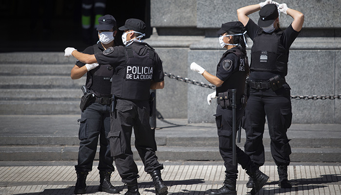 Šta se desi kada svingeri policajce pomiješaju sa striperima