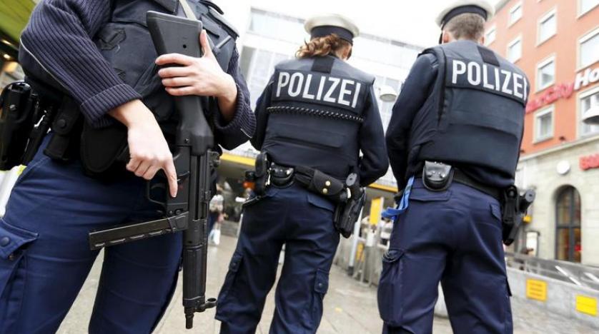 Policajca pljesnula po stražnjici pa završila u postaji