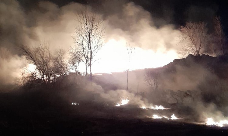 Požarna fronta prijetila obiteljskim kućama na području općine Tomislavgrad