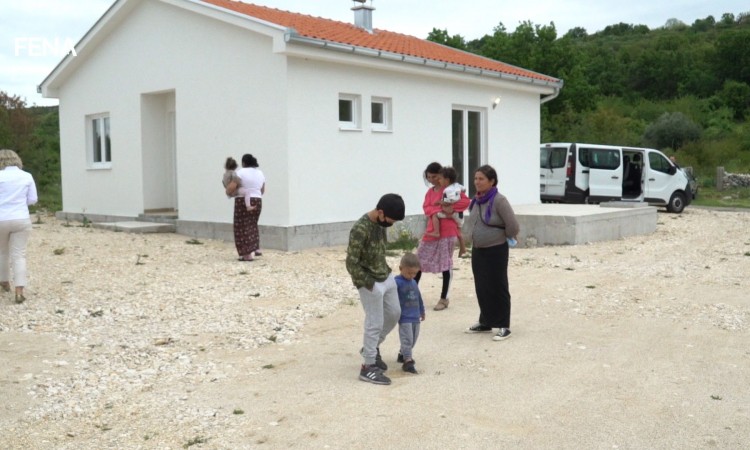 Tri romske obitelji u Stocu dobile nove kuće