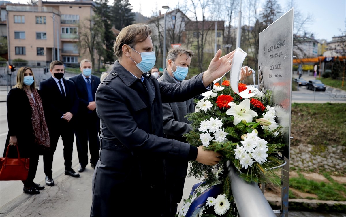 Sjećanje na opsadu Sarajeva: Cvijeće i počast za nedužno stradale građane