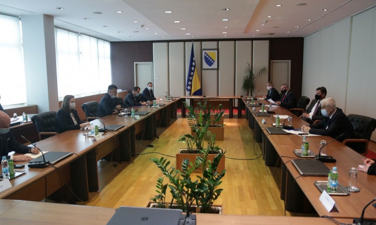Tegeltija sa entitetskim premijerima o nabavci vakcina