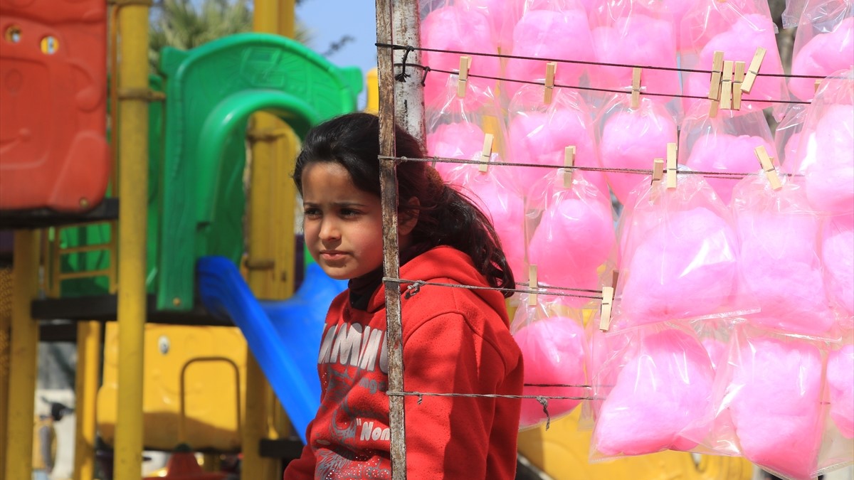 Sestre Gazle i Kifah prodaju šećernu vunu na ulici i sanjaju o školi