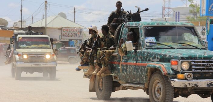 Veliki broj ljudi poginuo u bombaškom napadu u Somaliji