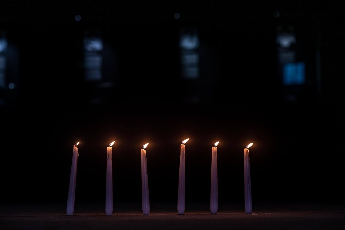 MC Srebrenica: Zapaljeno šest svijeća u znak sjećanja na žrtve Holokausta