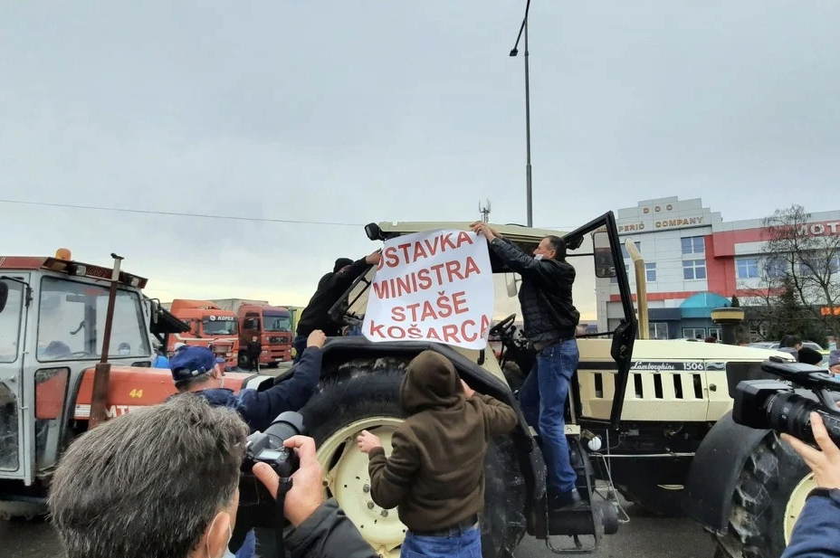 Poljoprivrednici održali protest upozorenja blokadom graničnih prelaza