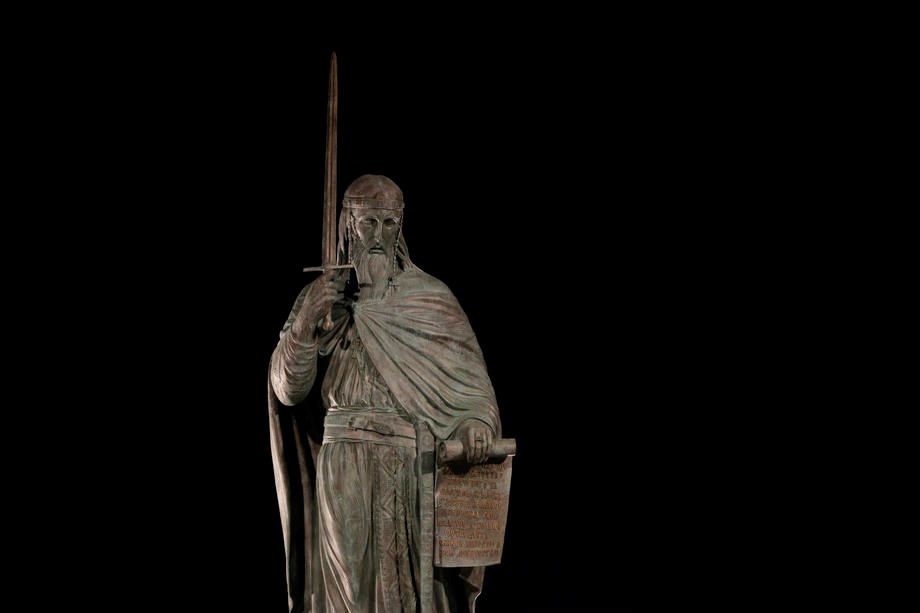 Spomenik Stefanu Nemanji: Službeno proglasiti povratak u srednji vijek