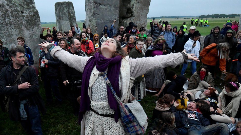 Više hiljada ljudi ignorisalo upozorenje da ne putuju u Stonehenge