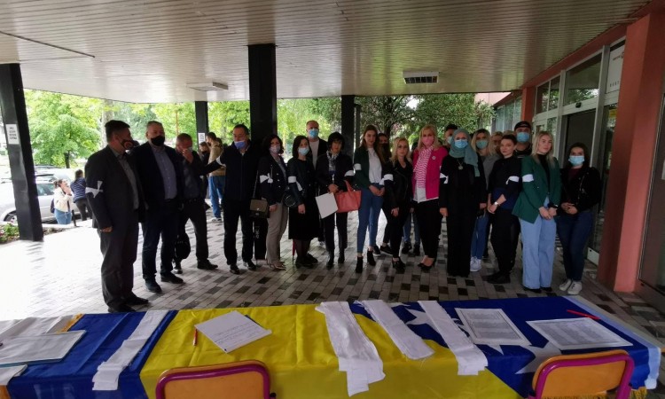 Studenti obilježili Dan bijelih traka ispred Filozofskog fakulteta u Tuzli